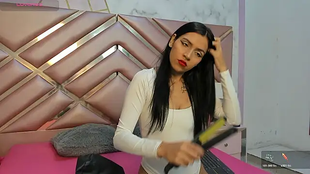 Snapshot of LauraRoot chatting on February 11, 11:37 am LauraRoot online show from February 11, 11:37 am