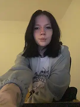 Snapshot of AuraShift chatting on February 12, 5:24 am AuraShift online show from February 12, 5:24 am