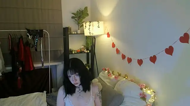 Snapshot of AuraShift chatting on February 28, 2:23 am AuraShift online show from February 28, 2:23 am