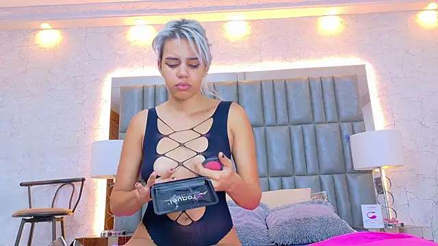 AlanaHouston online show from April 17, 4:48 am