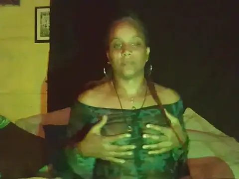 Snapshot of BadGyalGem chatting on February 5, 5:12 am BadGyalGem online show from February 5, 5:12 am