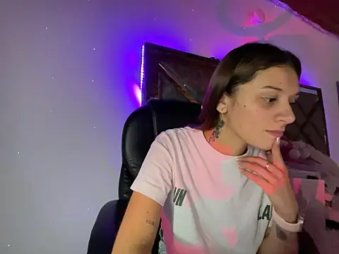 Snapshot of alison_parkerr26 chatting on February 2, 5:33 pm alison parkerr26 online show from February 2, 5:33 pm