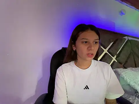 Snapshot of alison_parkerr26 chatting on February 5, 4:55 pm alison parkerr26 online show from February 5, 4:55 pm