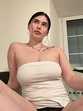 Snapshot of Evie-Moore chatting on February 24, 10:30 pm Evie-Moore online show from February 24, 10:30 pm