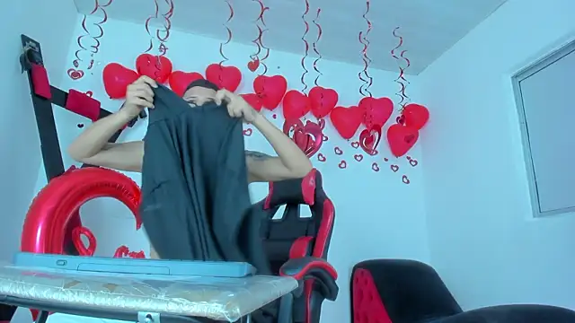 Snapshot of Steven_and_Camilo18 chatting on February 14, 11:40 am Steven and Camilo18 online show from February 14, 11:40 am