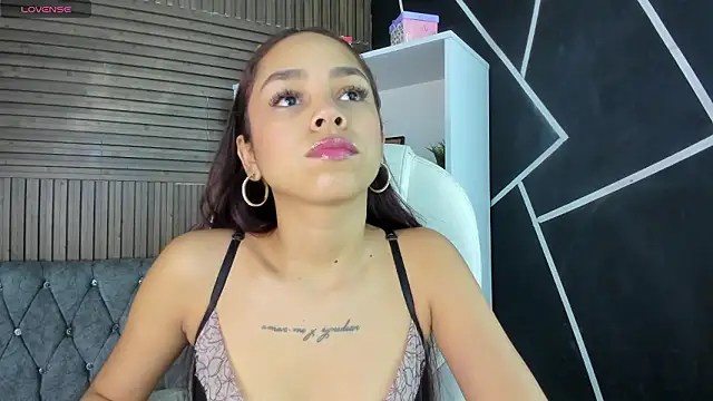 Snapshot of CarolineFyre chatting on February 3, 12:32 pm CarolineFyre online show from February 3, 12:32 pm