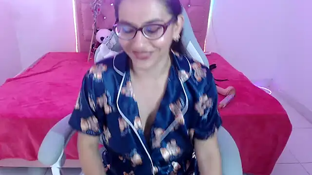 Snapshot of snowhot-69 chatting on May 12, 9:06 am snowhot-69 online show from May 12, 9:06 am