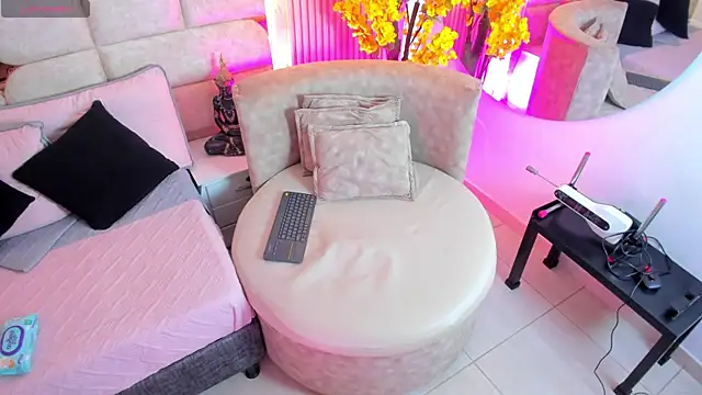 EmmaLovve online show from April 18, 2:26 am