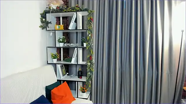 Snapshot of SweetBlur chatting on February 7, 5:11 am SweetBlur online show from February 7, 5:11 am