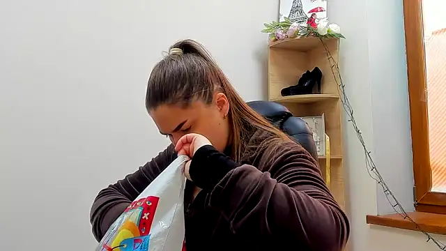 Snapshot of Maddinia chatting on February 2, 8:13 am Maddinia online show from February 2, 8:13 am