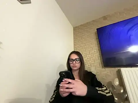 Snapshot of alixxxm7 chatting on February 21, 7:37 pm alixxxm7 online show from February 21, 7:37 pm