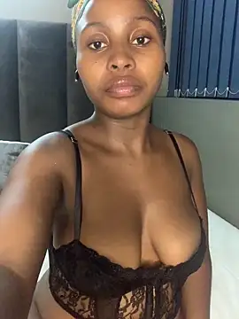 Snapshot of SexyLaylahx chatting on February 6, 1:32 am SexyLaylahx online show from February 6, 1:32 am