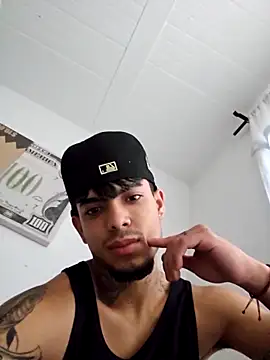 Snapshot of miguel_aguirre_ chatting on February 11, 11:37 am miguel aguirre online show from February 11, 11:37 am