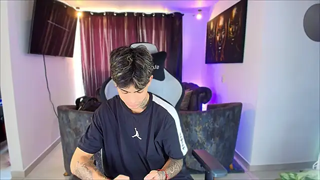 Snapshot of miguel_aguirre_ chatting on February 17, 12:56 pm miguel aguirre online show from February 17, 12:56 pm