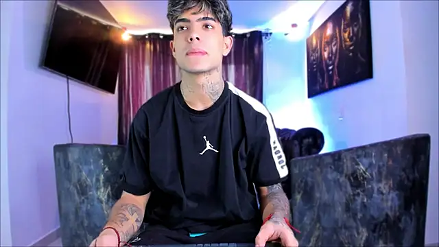 Snapshot of miguel_aguirre_ chatting on February 24, 12:58 pm miguel aguirre online show from February 24, 12:58 pm