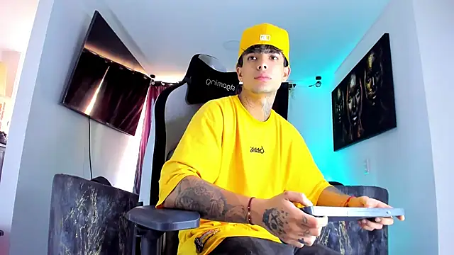 Snapshot of miguel_aguirre_ chatting on March 2, 12:56 pm miguel aguirre online show from March 2, 12:56 pm