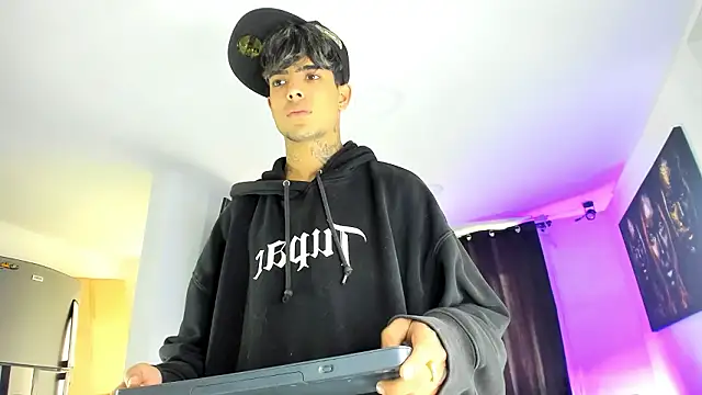 Snapshot of miguel_aguirre_ chatting on March 3, 12:33 pm miguel aguirre online show from March 3, 12:33 pm