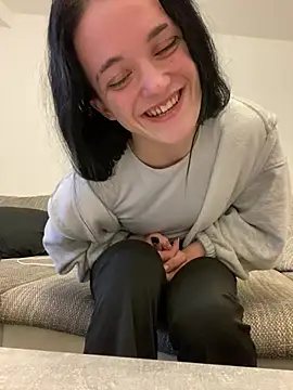 Snapshot of LeonieClaire chatting on February 17, 4:24 pm LeonieClaire online show from February 17, 4:24 pm