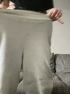 Snapshot of LeonieClaire chatting on February 23, 3:09 pm LeonieClaire online show from February 23, 3:09 pm