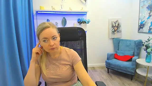 CharlotteKerti online show from May 17, 11:39 am
