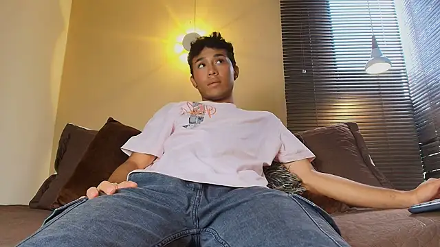 Snapshot of Damon_Salvarote_S chatting on February 13, 7:54 pm Damon Salvarote S online show from February 13, 7:54 pm