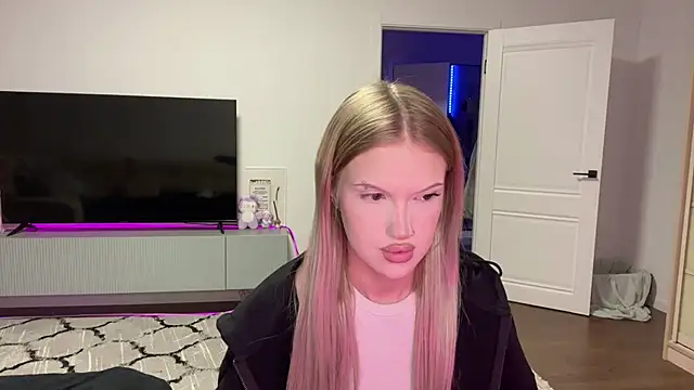 Snapshot of DannSago chatting on February 24, 5:00 pm DannSago online show from February 24, 5:00 pm