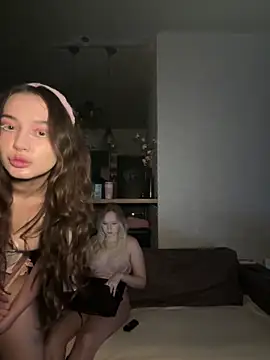 Snapshot of RollDollsi chatting on February 19, 6:09 am RollDollsi online show from February 19, 6:09 am