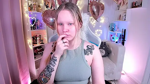 Snapshot of AnnieVibe chatting on February 6, 5:27 pm AnnieVibe online show from February 6, 5:27 pm