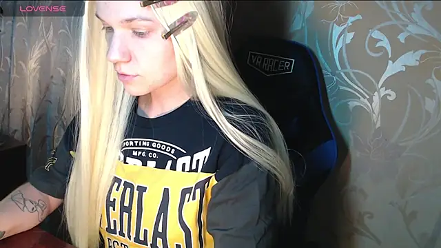 Snapshot of Shiny_Victoria chatting on February 18, 10:44 am Shiny Victoria online show from February 18, 10:44 am