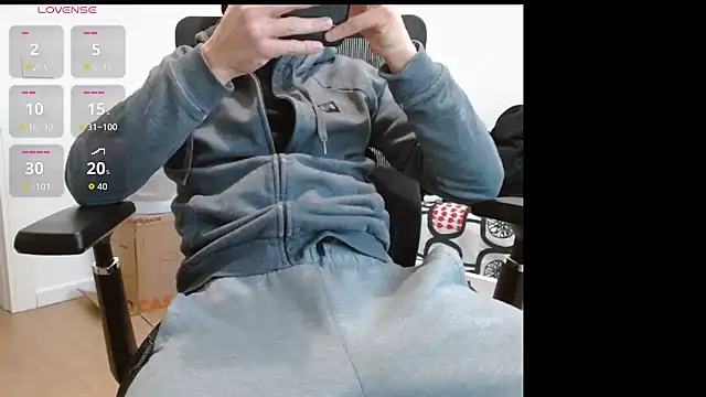 Snapshot of Luca282828 chatting on February 3, 9:47 am Luca282828 online show from February 3, 9:47 am