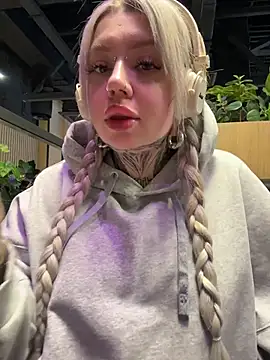 Snapshot of Chiibi chatting on February 17, 10:01 am Chiibi online show from February 17, 10:01 am