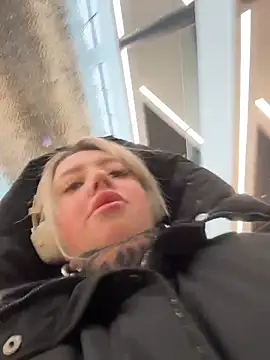 Snapshot of Chiibi chatting on February 20, 9:21 am Chiibi online show from February 20, 9:21 am