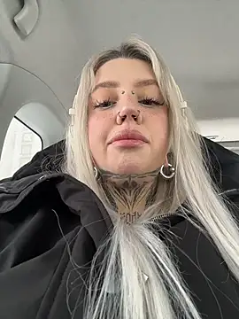 Snapshot of Chiibi chatting on February 22, 9:52 am Chiibi online show from February 22, 9:52 am