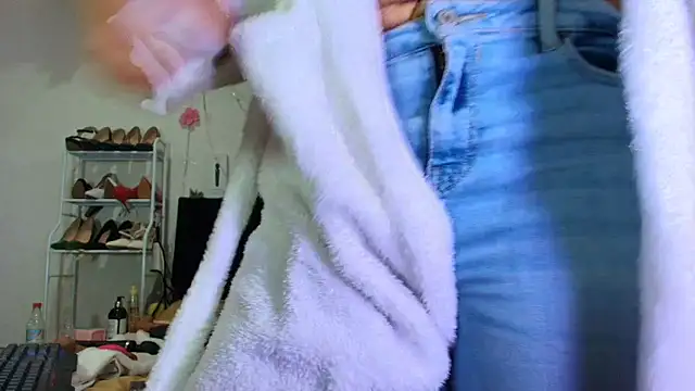 Isabelle Sara online show from April 5, 7:00 pm