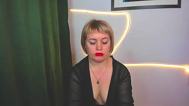 Snapshot of MaryClars chatting on May 5, 8:33 am MaryClars online show from May 5, 8:33 am