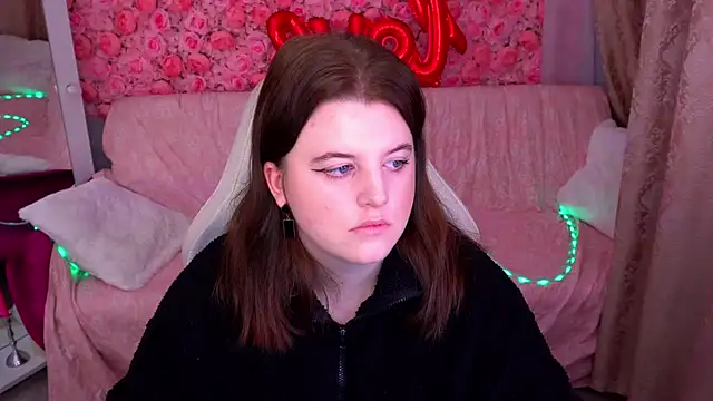 Snapshot of KristiFoxy chatting on February 25, 6:23 am KristiFoxy online show from February 25, 6:23 am