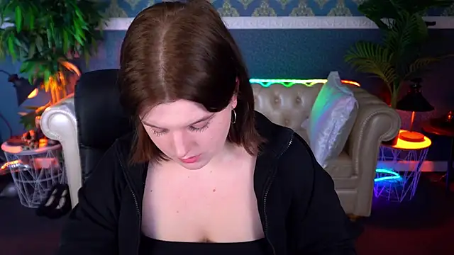 Snapshot of KristiFoxy chatting on April 18, 12:53 pm KristiFoxy online show from April 18, 12:53 pm