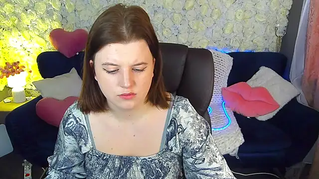 Snapshot of KristiFoxy chatting on April 27, 5:27 am KristiFoxy online show from April 27, 5:27 am