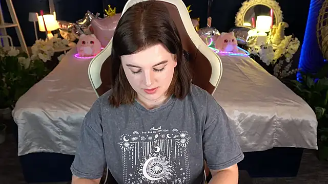 Snapshot of KristiFoxy chatting on June 14, 12:29 pm KristiFoxy online show from June 14, 12:29 pm