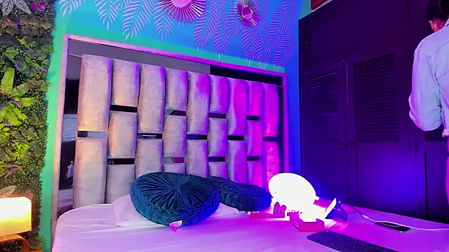 Snapshot of Mari_cooper1 chatting on February 25, 11:53 am Mari cooper1 online show from February 25, 11:53 am