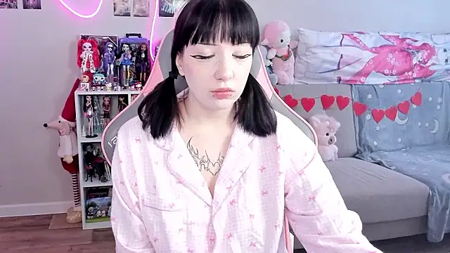 MollysLand online show from February 26, 8:35 am