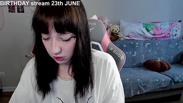 Snapshot of MollysLand chatting on June 19, 9:24 am MollysLand online show from June 19, 9:24 am