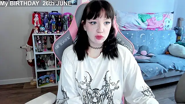 Snapshot of MollysLand chatting on June 22, 9:06 am MollysLand online show from June 22, 9:06 am