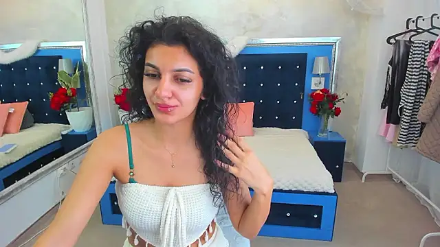 Snapshot of YasmineDelight chatting on February 4, 9:15 am YasmineDelight online show from February 4, 9:15 am