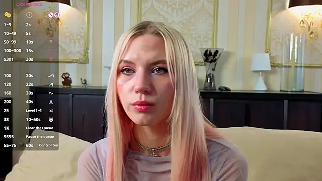 Snapshot of SimonaKaroly chatting on February 26, 8:24 am SimonaKaroly online show from February 26, 8:24 am