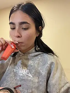 Sara Fernandez  online show from April 8, 2:17 pm