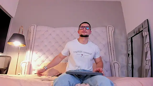 valenssio moretti online show from March 15, 4:40 am