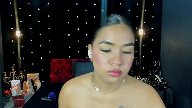 Snapshot of MiaWolton chatting on February 24, 8:07 pm MiaWolton online show from February 24, 8:07 pm