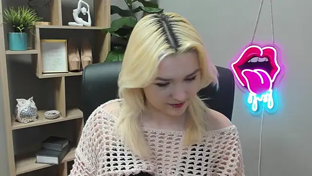 SweetLilyxo online show from March 18, 7:22 am