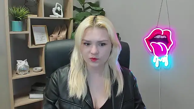 SweetLilyxo online show from April 7, 6:25 am